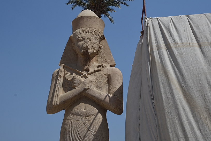 14 MAK_6122.jpg - Gli antichi Egizi credevano che nelle statue e nei dipinti raffiguranti esseri umani, ci fosse lo spirito vitale. Scalpellare l’effige era una sorta di omicidio, che colpiva soprattutto la vita eterna del defunto.